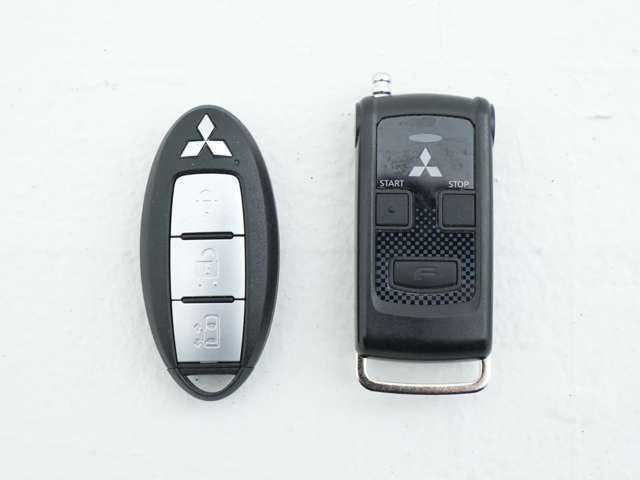 スマートキー＆エンジンスターター★ドアのボタンを押すとドアのロック・ロック解除をすることができます♪