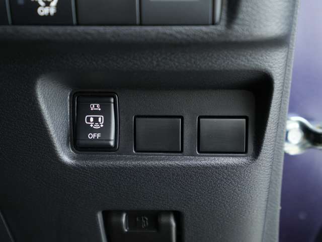 ハンズフリーオートスライドドア搭載！買い物袋などで両手が塞がっている時には、スライドドアの下に足をシュッと抜き差しすることで、手を使わずにスライドドアを開けることが出来ます☆