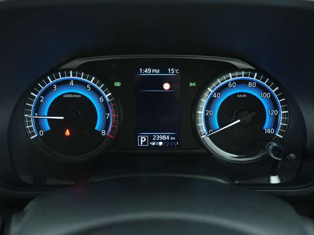 青を基調とした明るいスピードメーターは夜間でも見やすいです！中央のディスプレイにはお車の様々な情報がカラーで表示されます！