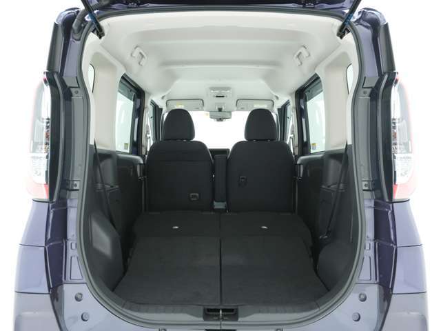 軽自動車ながらも後席を折り畳むことで大容量の荷室を作り出すことが出来ます☆スーツケース等を積み込んでのご旅行なども楽々こなすことが出来ます☆