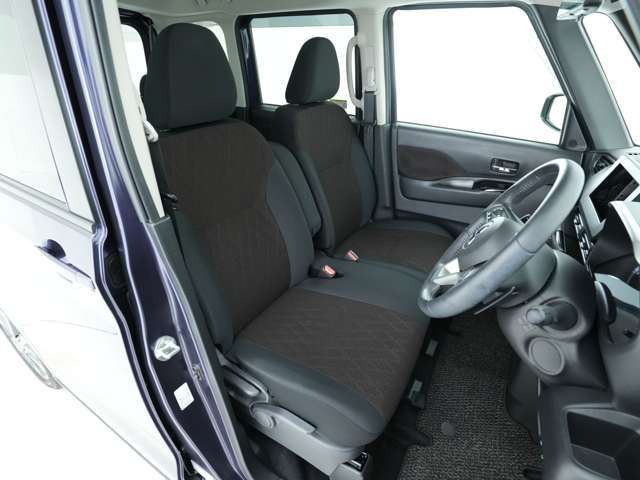 運転席です！ベンチシートタイプのため座席を広く活用することが可能♪長時間の運転でも疲れにくいドライブが出来ます☆