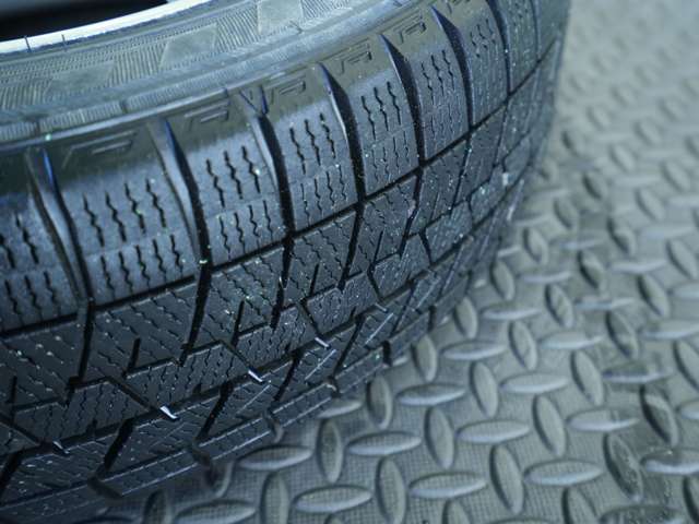 積み込み冬タイヤの残り溝の状態です！