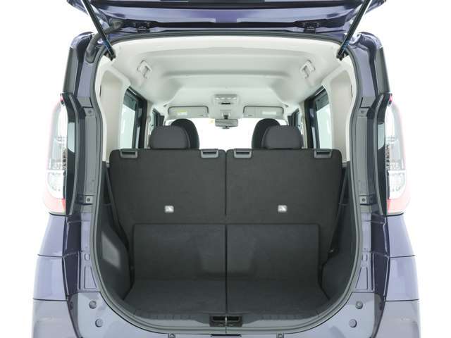 荷室はショッピングにもうれしい広めのスペースがございます！大人4名乗車時にもしっかりとお荷物を積み込む事が可能です！