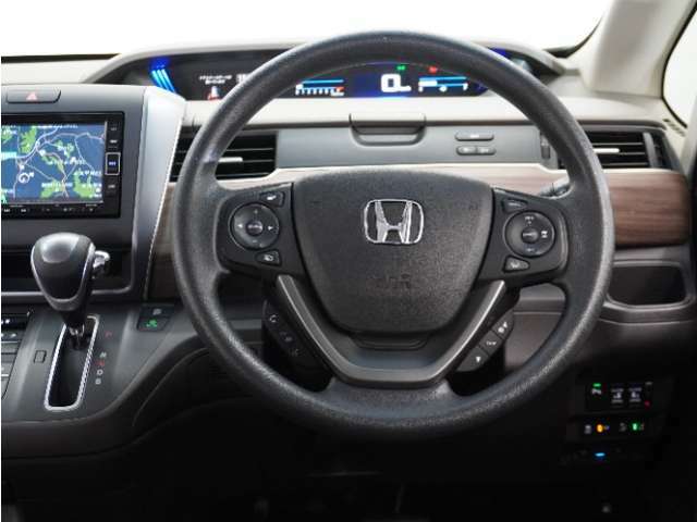 【Honda SENSING】 カメラ等装置で精度の高い検知能力を発揮、安全運転を支援します。ステアリング上のコントローラーに注目！