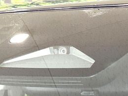 【トヨタセーフティセンス】走行中に前方の車両等を認識し、衝突しそうな時は警報とブレーキで衝突回避と被害軽減をアシスト。より安全にドライブをお楽しみいただけます。