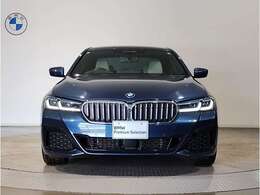 【BMWの伝統-1】BMWの特徴的な“キドニーグリル”は、80年以上続く伝統の形でございます。変わらないこだわりのデザインが、プレミアムブランド“BMW”を創り出します。