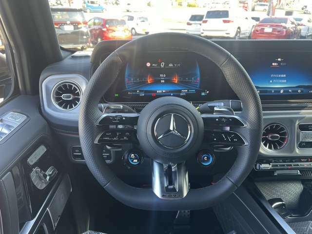 ドライブ、トランスミッション、エグゾーストシステム、サスペンションなどの設定を統合制御するAMG　DYNAMIC　SELECTを標準装備。