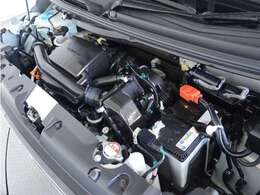 エンジンは車の心臓部分です。このエンジンルームが汚いとトラブルの基になります。当店は専用の液剤を使って徹底的に綺麗にします。