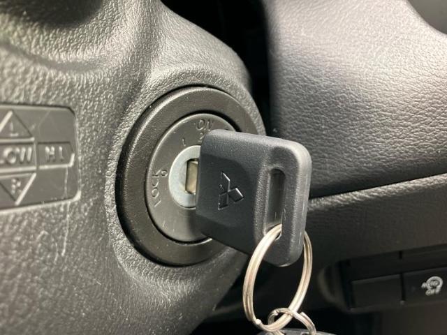WECARSの展示場では実際に見て、触ってお車をお選びいただけます！知識の豊富な営業スタッフが様々なカーライフをご提案いたします！