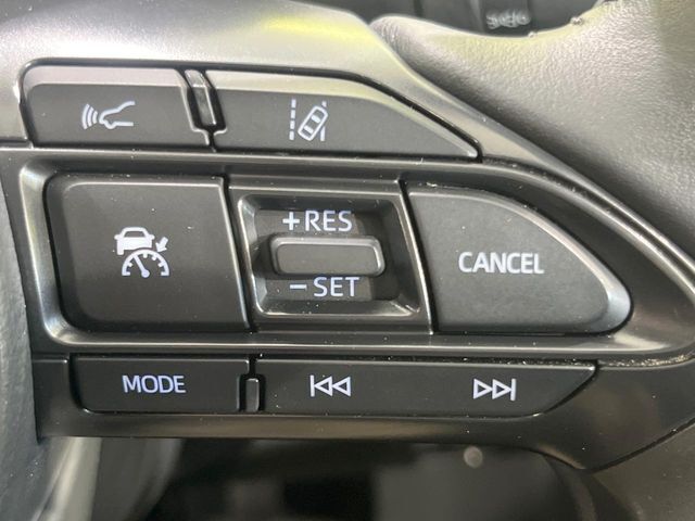 【レーダークルーズコントロール】高速道路での長距離走行が楽に！！自動で速度を保つクルーズコントロールが、衝突軽減システムと連携し、前方の車両を感知して車間を保つように速度調節してくれます！！