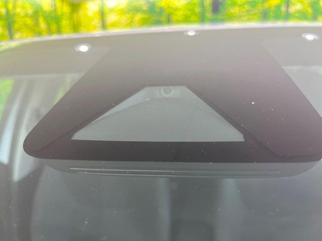 【トヨタセーフティセンス】走行中に前方の車両等を認識し、衝突しそうな時は警報とブレーキで衝突回避と被害軽減をアシスト。より安全にドライブをお楽しみいただけます。