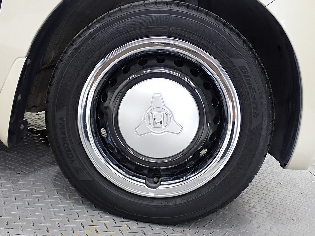 ホイールは車のデザインにマッチした専用タイプです。