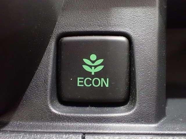 エンジン、エアコンなどを制御し低燃費な『ECONモード』に、また走りを楽しみたいとき、空調など快適性を重視したいときにはスイッチOFFで通常モードに切り替えができます！