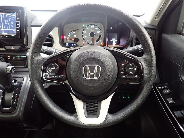 ハンドル左側にはオーディオ操作が出来るオーディオリモートコントロールスイッチ、右側にはHonda SENSINGとオートクルーズコントロールのスイッチを装備！