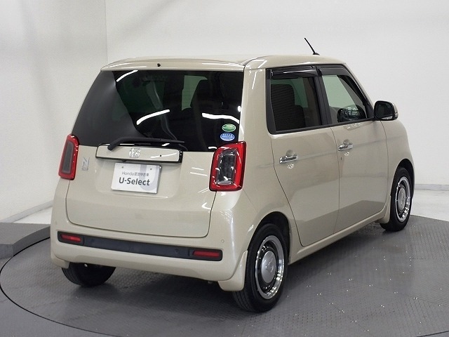 プライバシーガラスが装備されています。外を見るときには気にならずに、後方車両からは車内が見えにくい設計です、周りを気にせず、快適に運転できますよ。