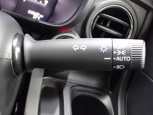 ハンドルにはオートクルーズコントロールのスイッチを装備！オートクルーズコントロールは長距離運転や高速道路の運転では大活躍です！