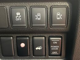 【両側パワースライドドア】スマートキーや運転席のスイッチで後席両側スライドドアの開閉が可能♪電動だから力を入れてドアを開ける必要が無く、小さなお子様でも簡単に開け閉めでき快適です♪