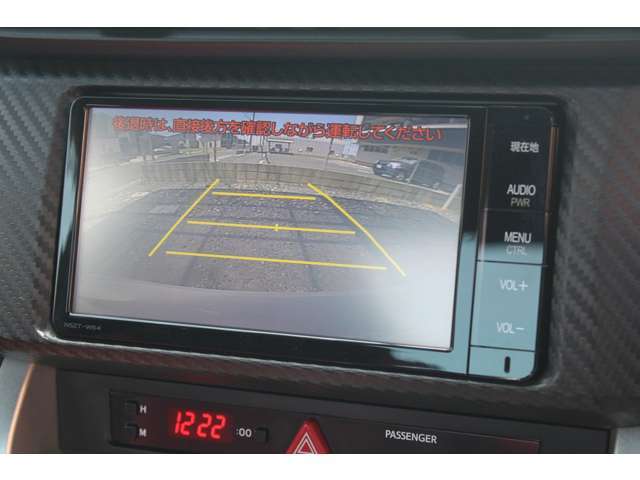 【バックカメラ】駐車時に全方向がリアルタイム映像で確認できます。大型商業施設や立体駐車場での駐車時や、夜間のバック時に大活躍！運転スキルに関わらず、今や必須となった装備のひとつです！