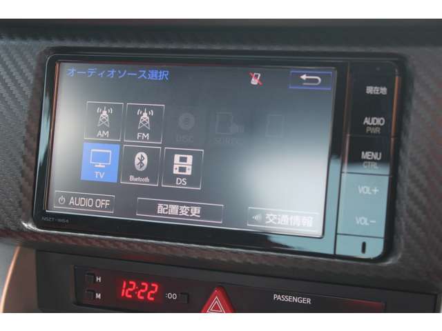 【ナビ】人気のナビを装備しております。ナビの使いやすさはもちろん、オーディオ機能も充実！キャンプや旅行はもちろん、通勤や買い物など普段のドライブも楽しくなるはず♪
