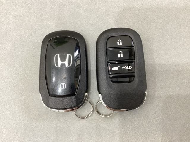 スマートキーを装備しています。鍵を差し込むことなくドアロックの開け閉めと、スタートボタン操作でのエンジンスタートができます。ボタン操作でトランクが開けられる電動テールゲートのボタンもついています。