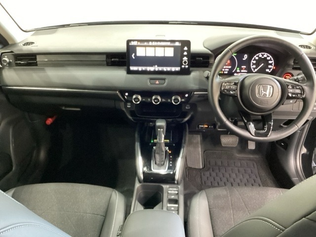車内は光触媒抗菌消臭施工済です。スタイリッシュなデザインでスポーティなインパネ周りを演出します。グローブボックスやカップホルダーのほかにトレーなどたくさんの収納スペースが付いています。