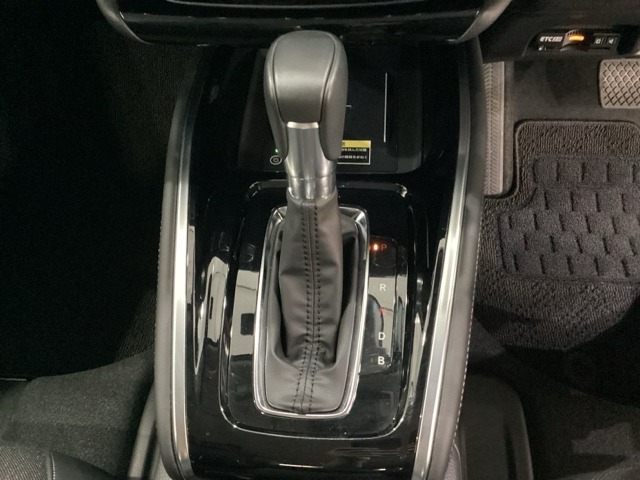 「e:HEV」は、モーター走行を中心にしながら電気エネルギーやエンジン動力を最も効率よく使い分けることができる賢いハイブリッドシステムです。サイドブレーキはスイッチ操作の電子制御パーキングブレーキです