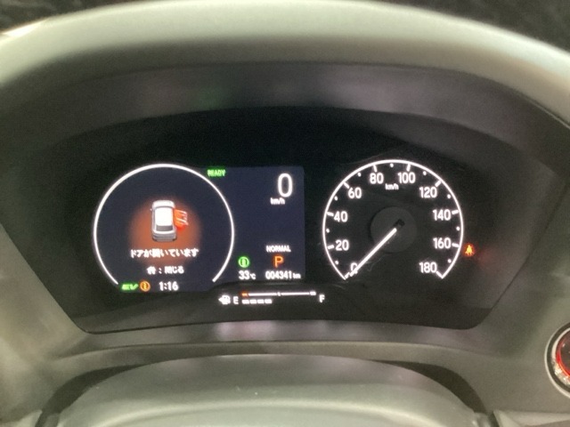 ハイブリット車専用のメーターです。右側の大型スピードメーターに加え、ステアリングスイッチを使って左のマルチインフォメーション・ディスプレイで燃費や動力伝達などの情報が見れるようになっています。