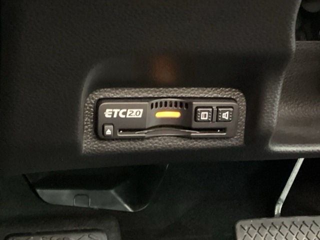 ハンドルの左下にETC2.0がついています。高速道路の料金所の通過も楽々です！。　カードの取り出しもしやすい場所についています。