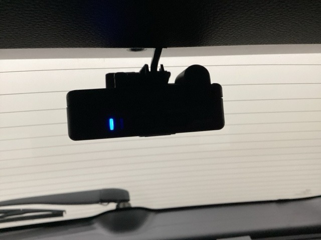 後方にもドライブレコーダーのカメラが付いています。前後両方でお車の周りを監視・記録いたします。