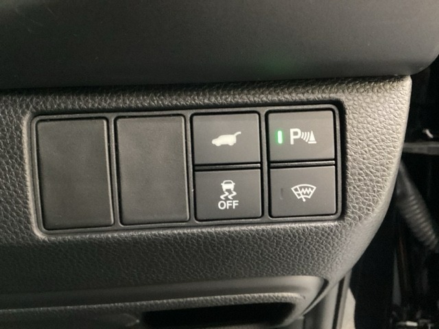VSA装備車です。VSAはドライバーの操作と車の動きを見守っています。もし車の挙動が乱れたとき、4輪別々にブレーキをかけたり、エンジンパワーをしぼることによって車を安定させます。
