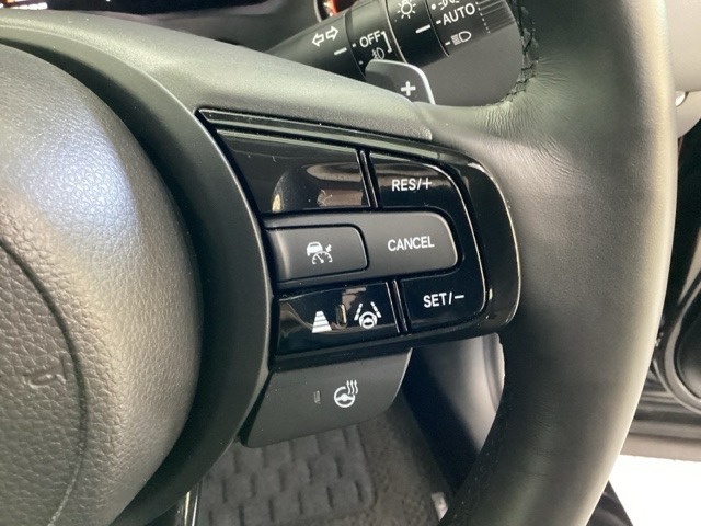 ハンドルにHondaセンシング系のクルーズコントロールやレーンキープアシストなどのスイッチが装備されています。ハンドルから手を離さず安全に操作できます。