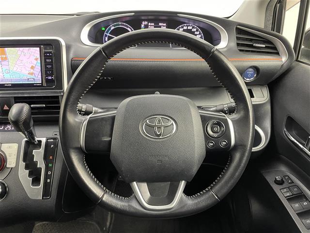 【ステアリング】軽い力で扱いやすいハンドルです。目立つ傷やスレなどなく綺麗な状態です！除菌プランいれていただくとさらに快適に！清潔なお車はお子様にも安心ですね！