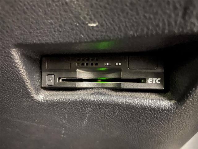 【ETC】有料道路を利用する際に料金所で停止することなく通過できる、ETC車載器（ノンストップ自動料金収受システム機器）が装備されています。セットアップを行うことで利用可能になります。