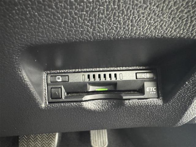 【ETC】有料道路を利用する際に料金所で停止することなく通過できる、ETC車載器（ノンストップ自動料金収受システム機器）が装備されています。セットアップを行うことで利用可能になります。