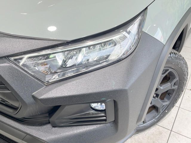 【LEDヘッドライト】悪天候や夜間走行時も良好な視界を確保し安心して運転できる高輝度LEDヘッドライトを装備！点灯速度が早く、消費電力も抑えられています。