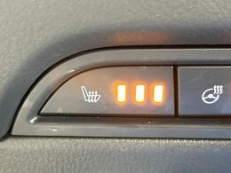 【シートヒーター】寒い日に重宝するシートヒーター！エアコンより早く温まってくれるので寒がりの人も安心ですね♪エアコンの温風は乾燥するから苦手、という方にもをおすすめです。