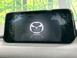 【マツダコネクトナビ】車内の雰囲気にマッチした一体型タイプのナビ。各種車輌設定やBluetooth再生等、様々な機能が楽しめます。直感的なダイヤル操作が可能で、使い勝手も良好です。