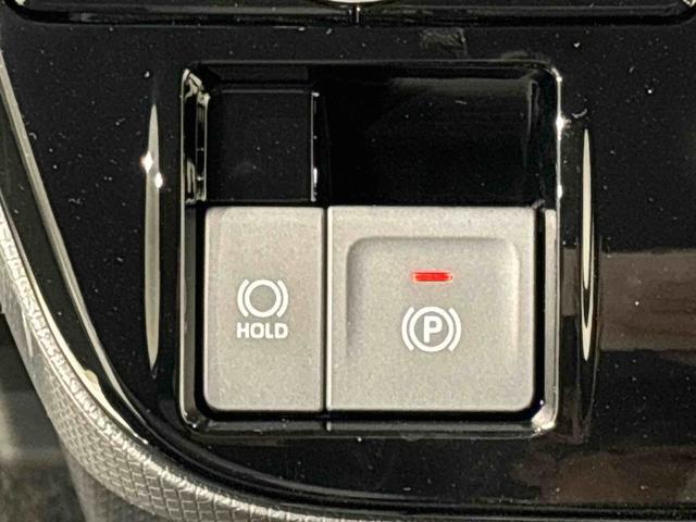 指先だけで簡単に操作が可能な電動パーキングブレーキを採用。「HOLD」スイッチを押すと、渋滞や信号待ちなどでブレーキペダルから足を離しても、ブレーキを保持するので安心です