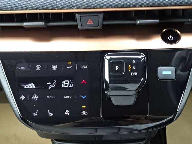 ステアリング、アクセル、ブレーキ、シフト、さらにパーキングブレーキまですべて制御。道路脇の縦列駐車、ショッピングモールの並列駐車、車庫入れなどさまざまな駐車スペースで、素早くスムースに作動します。