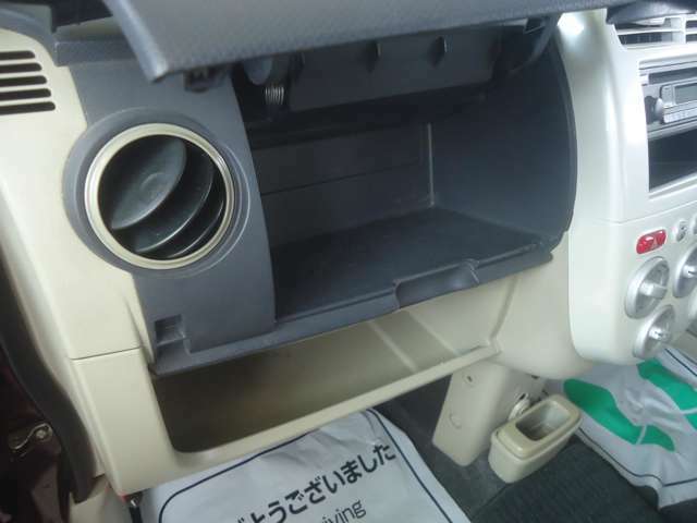 助手席前方には小物＆書類などが収納できるグローブBOXがあります。