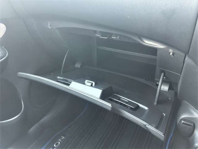 車検証などを入れるグローブボックス☆