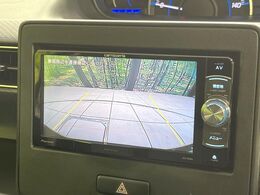 【バックカメラ】駐車時に後方がリアルタイム映像で確認できます。大型商業施設や立体駐車場での駐車時や、夜間のバック時に大活躍！運転スキルに関わらず、今や必須となった装備のひとつです！