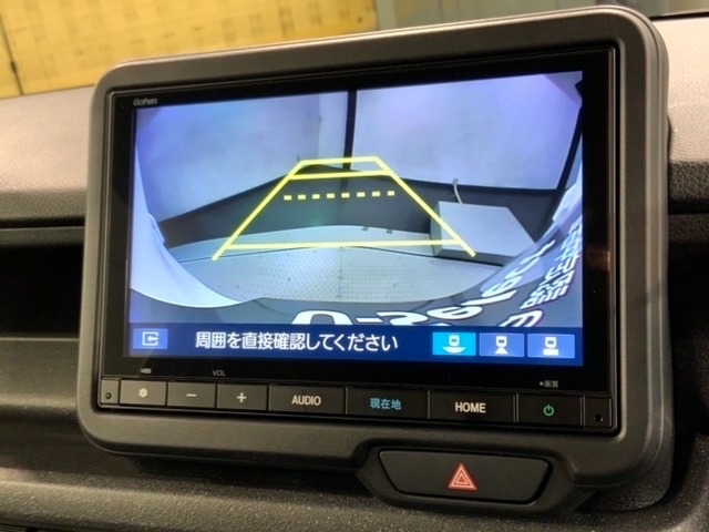 リバースギアに入れるだけで後方の表示へ切り替わります。夜間や雨の日の駐車も楽になりますよ。