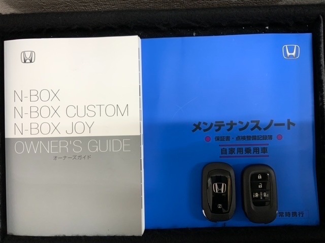 スマートキーは鍵をバッグに入れたままでもドアロックの開閉やエンジンのON・OFFができます。夜間や雨の日も鍵を探さなくて良いので便利です。