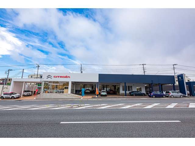 プジョー・シトロエン正規販売ディーラーです。工場も併設しておりますので安心してお車をお乗り頂けます。
