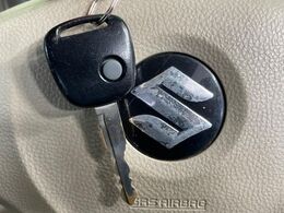【キーレス】少し離れた場所からでもボタン一つでドアの開錠・施錠ができるのでとっても便利！ドアの鍵穴周りに傷をつけることもありません♪