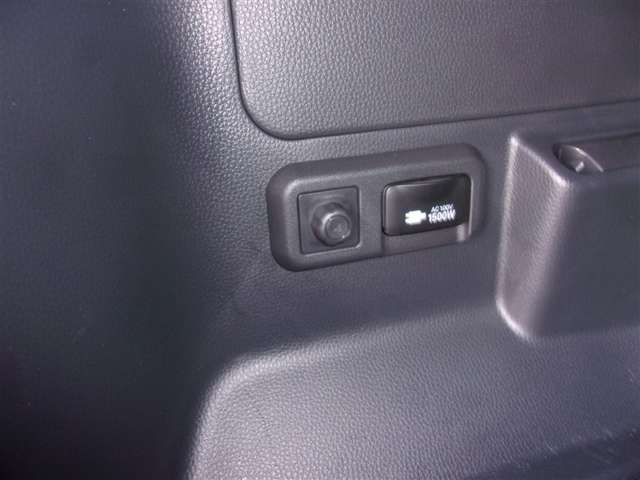 トランク内、左クォータ内張に1500W給電コンセントがあります！