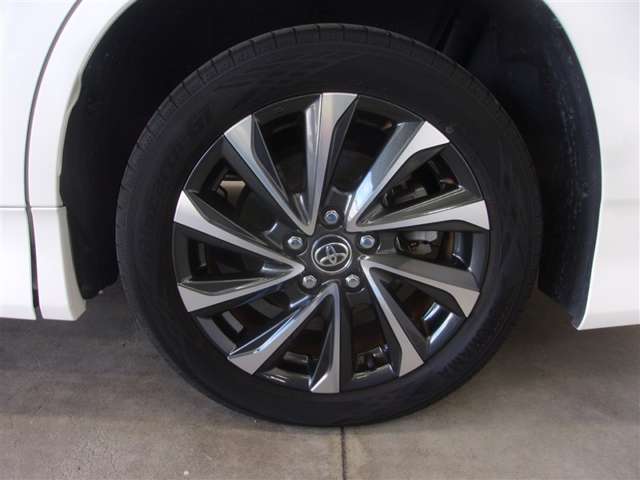 スポーティな印象を与える純正ホイールです。どこまでも走っていきたくなるようなデザインですね♪