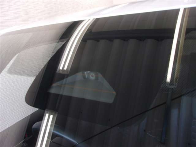 フロントガラス中央に「TSS」用カメラがあります。