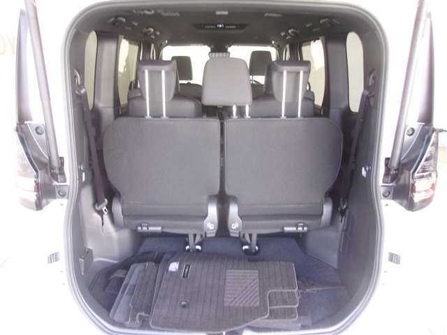 開口部の広いラゲージスペースは、大きな荷物もラクラク積み込めます。